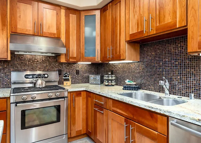 Luxurious Modern Condo! - Sm #207